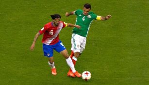  Bryan Ruiz y Márquez disputan el balón