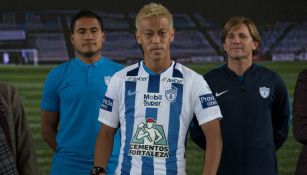 Keisuke Honda posa con la playera de Pachuca, su nuevo equipo