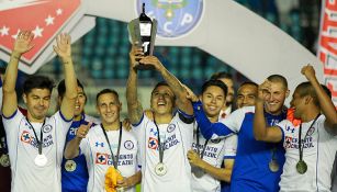 Cruz Azul levanta el trofeo que ganó contra Porto
