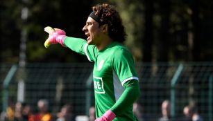 Guillermo Ochoa da indicaciones en juego del Lieja