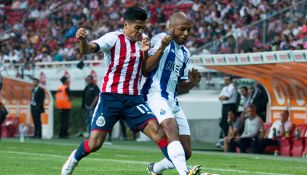 Jesus Sanchez y Yacine Brahimi pelean un balón