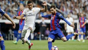 Messi mantiene el balón ante la marca de Casemiro 