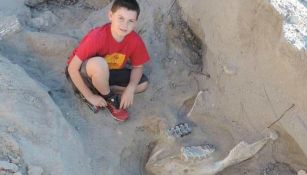Jude Sparks junto con el colmillo fosilizado de un estegomastodonte