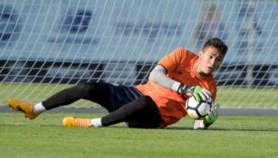 Gudiño detiene un balón en un entrenamiento con el Porto