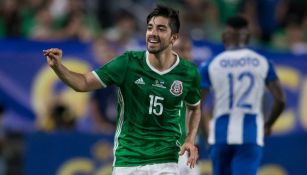 Rodolfo Pizarro festeja su gol con el Tri frente a Honduras