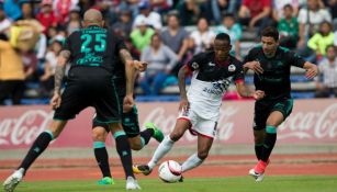 Luis Quiñones conduce el balón en el juego Lobos BUAP vs Santos