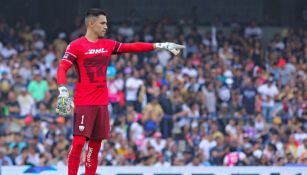 Alfredo Saldívar da instrucciones en el partido contra Pachuca 