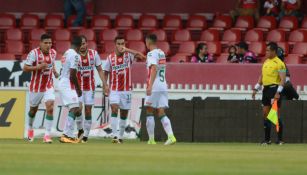 Los jugadores de Necaxa celebran el primer tanto del partido