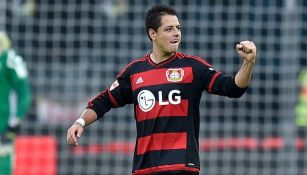 Chicharito celebra un gol con Bayer Leverkusen