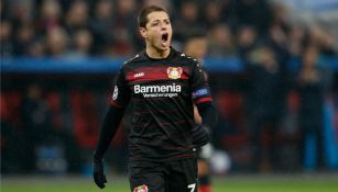 Chicharito, en un juego con el Bayer Leverkusen