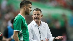 Diego Reyes escucha las indicaciones de Osorio en un juego del Tri