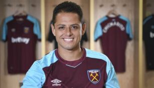 Javier Hernández sonríe con la playera del West Ham