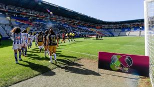 Jugadoras de Tuzos y Pumas entran al campo de juego