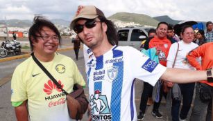 Un par de aficionados japoneses en las inmediaciones del Estadio Hidalgo