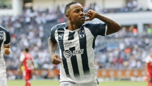 Pabón festeja su tempranero gol frente a Veracruz