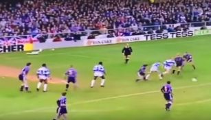 Manchester City y Queens Park Rangers disputan un juego en 1993