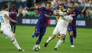 Neymar controla el balón contra el Real Madrid