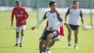 Alanís en un entrenamiento con Chivas