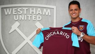 Chicharito posa con la playera del West Ham