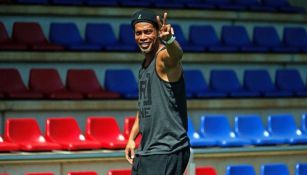 Ronaldinho saluda durante un entrenamiento