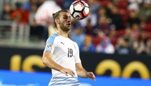 Gastón Silva controla el balón en juego de Copa América Centenario