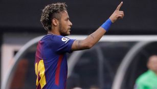 Neymar apunta en juego con el Barcelona