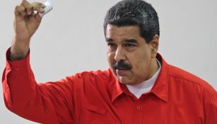 Nicolás Maduro muestra su voto en la asamblea de Caracas