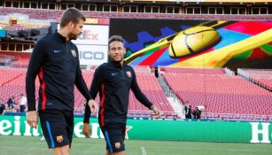 Gerard Piqué y Neymar platican previo a un jueco con el Barça