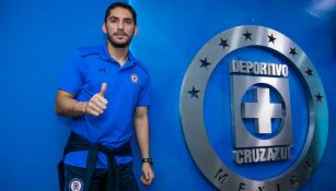 Corona posa junto al escudo de Cruz Azul para la lente de RÉCORD