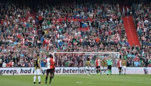 El árbitro señala la pena máxima a favor del Vitesse