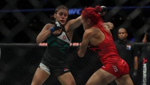 Alexa Grasso (izq) le da un golpe a Markos