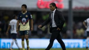 Francisco Palencia camina por la cancha del estadio Azteca tras la derrota de Pumas frente al América