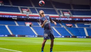 Neymar domina el balón en su presentación con el PSG