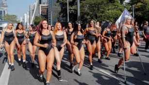 Las concursantes caminan por la avenida paulista
