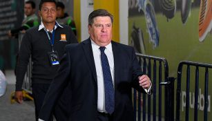 Miguel Herrera sale a la cancha del Azteca