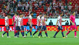 Los jugadores de Chivas salen cabizbajos del terreno de juego tras igualar con Necaxa