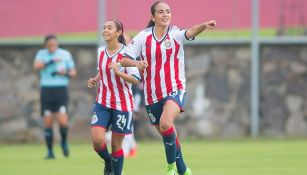 Jugadora de Chivas festeja en juego contra Atlas