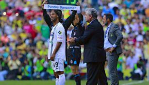 Ronaldinho y Vucetich, en un juego de Gallos Blancos en 2015