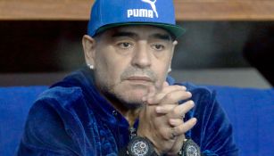 Diego Armando Maradona luce pensativo tras una reunión 