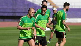 Vela y Chicharito, durante un entrenamiento del Tri 