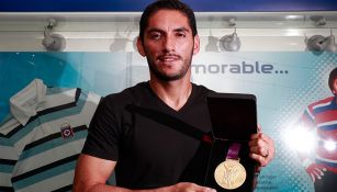 Corona muestra su medalla de Oro ganada en Londres 2012