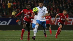 Cata Domínguez pelea el balón frente a Avilés Hurtado