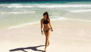 Viviana Serna pasea en bikini a la orilla de la playa 