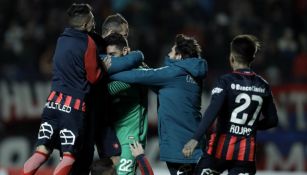 Los jugadores de San Lorenzo abrazan al portero Nicolás Navarro tras atajar el penalti de la victoria