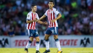 José Juan Macías celebrando con su compañero el gol de Chivas en Ciudad Juárez