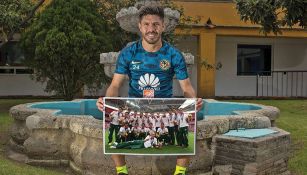 Oribe Peralta posa para la lente de RÉCORD con una foto del Tri Campeón Olímpico