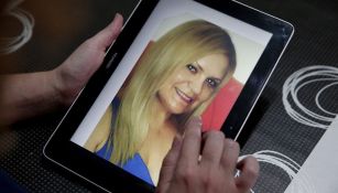 Una imagen de Pilar Garrido en una tablet sostenida por su hermana