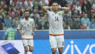Chicharito se lamenta en un partido con México