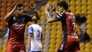 Bou y Corona celebran el gol de la igualada