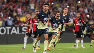 Oribe Peralta celebrando su gol al frente al Atlas